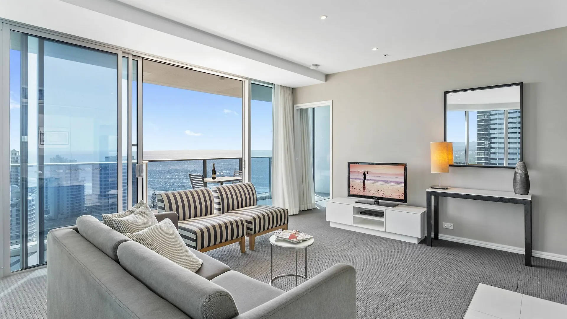 Luxury Hotel With Ocean View In Surfers Paradise Gold Coast