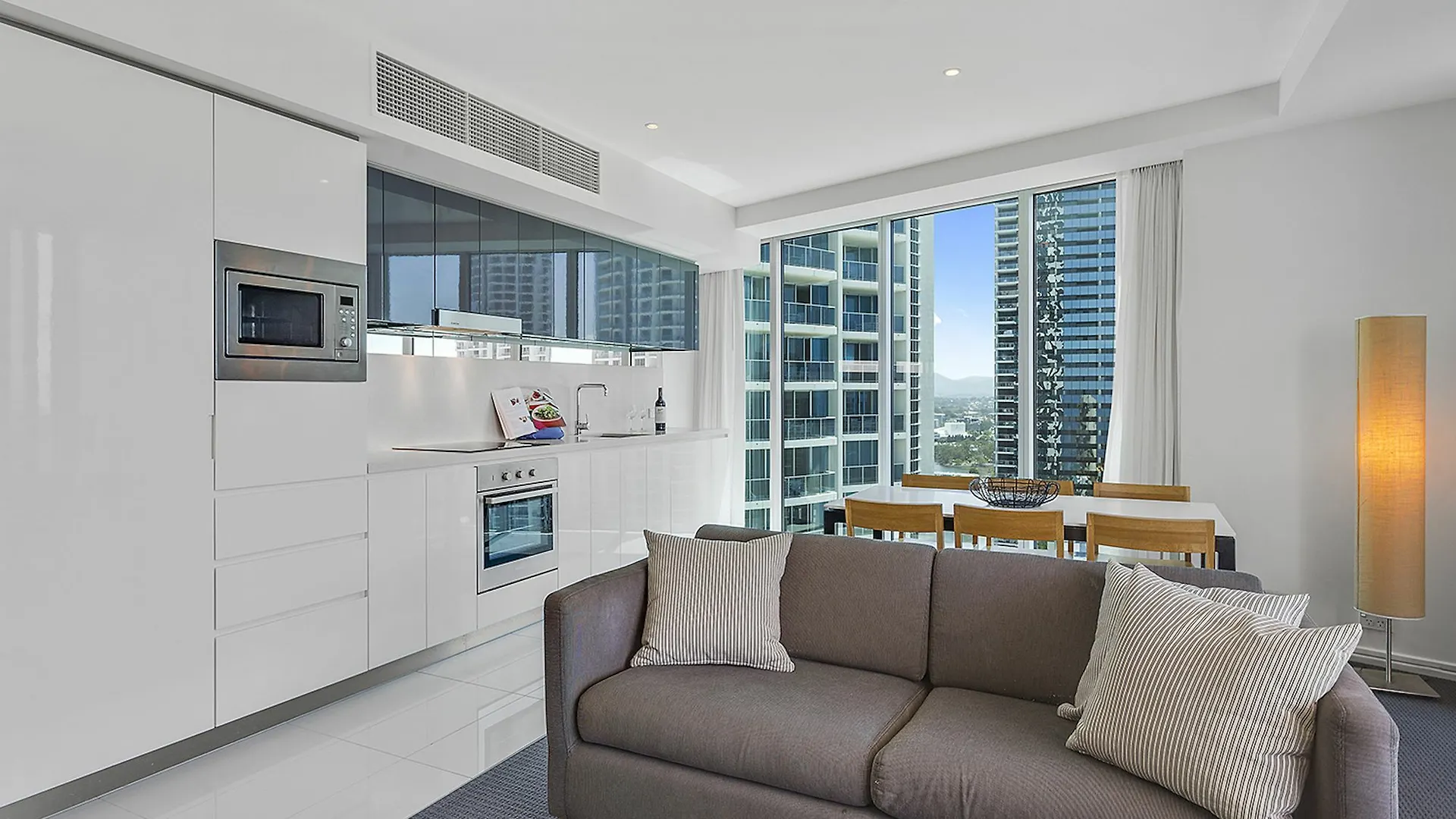 Luxury Hotel With Ocean View In Surfers Paradise Gold Coast