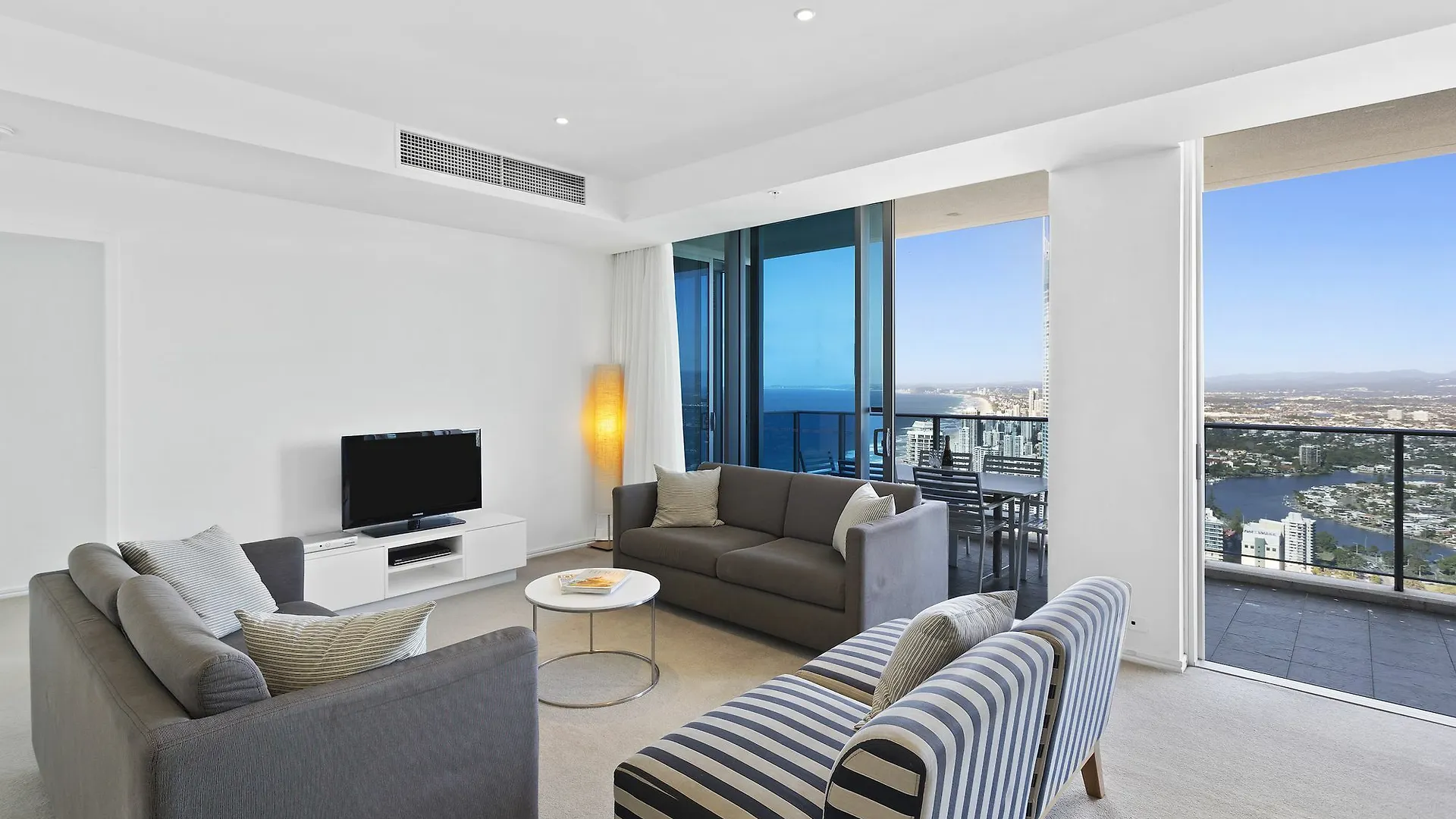 Luxury Hotel With Ocean View In Surfers Paradise Gold Coast